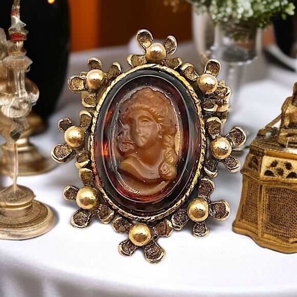 Root Beer Amber Glass Cameo Brooch Pin Antique Gold Tone MINI Carved Victorian - Picture 15 of 15